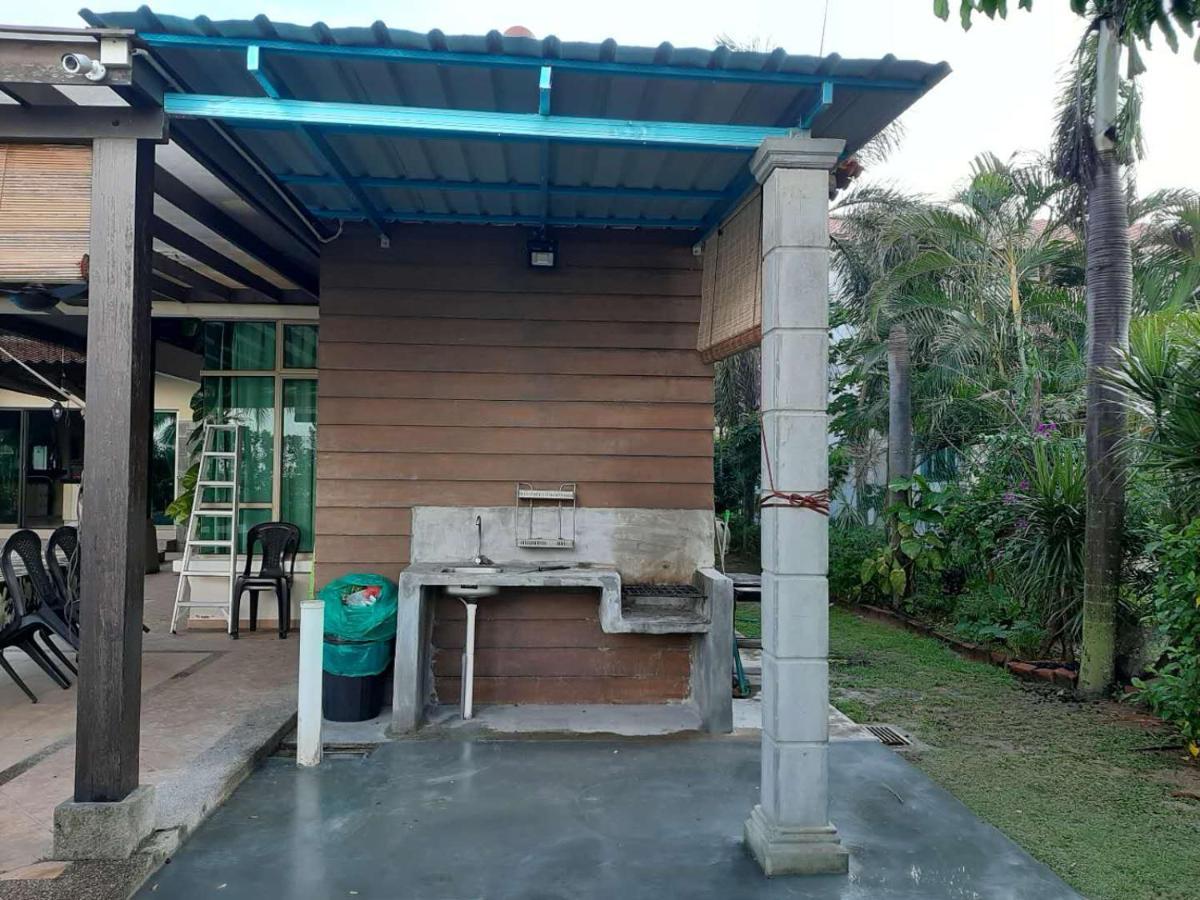Melaka Beachfront Villa With Pool ภายนอก รูปภาพ