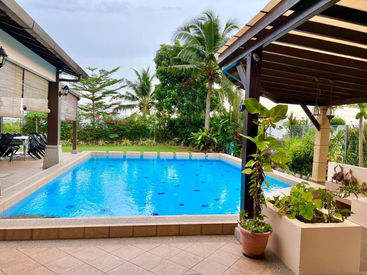 Melaka Beachfront Villa With Pool ภายนอก รูปภาพ