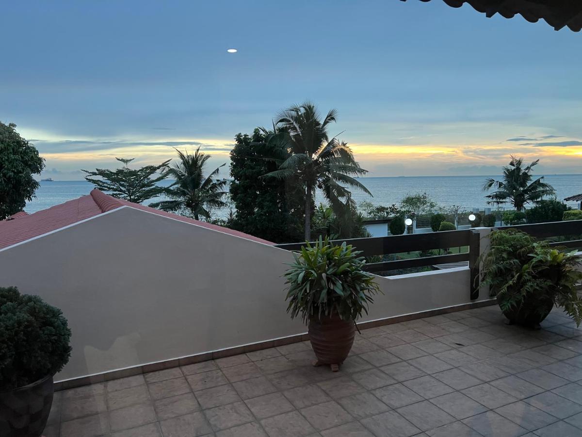 Melaka Beachfront Villa With Pool ภายนอก รูปภาพ