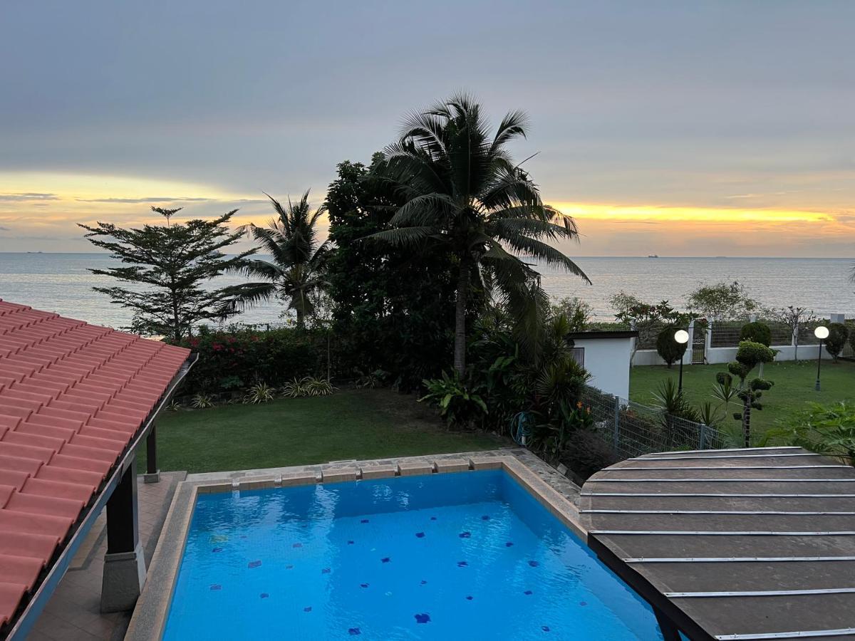 Melaka Beachfront Villa With Pool ภายนอก รูปภาพ
