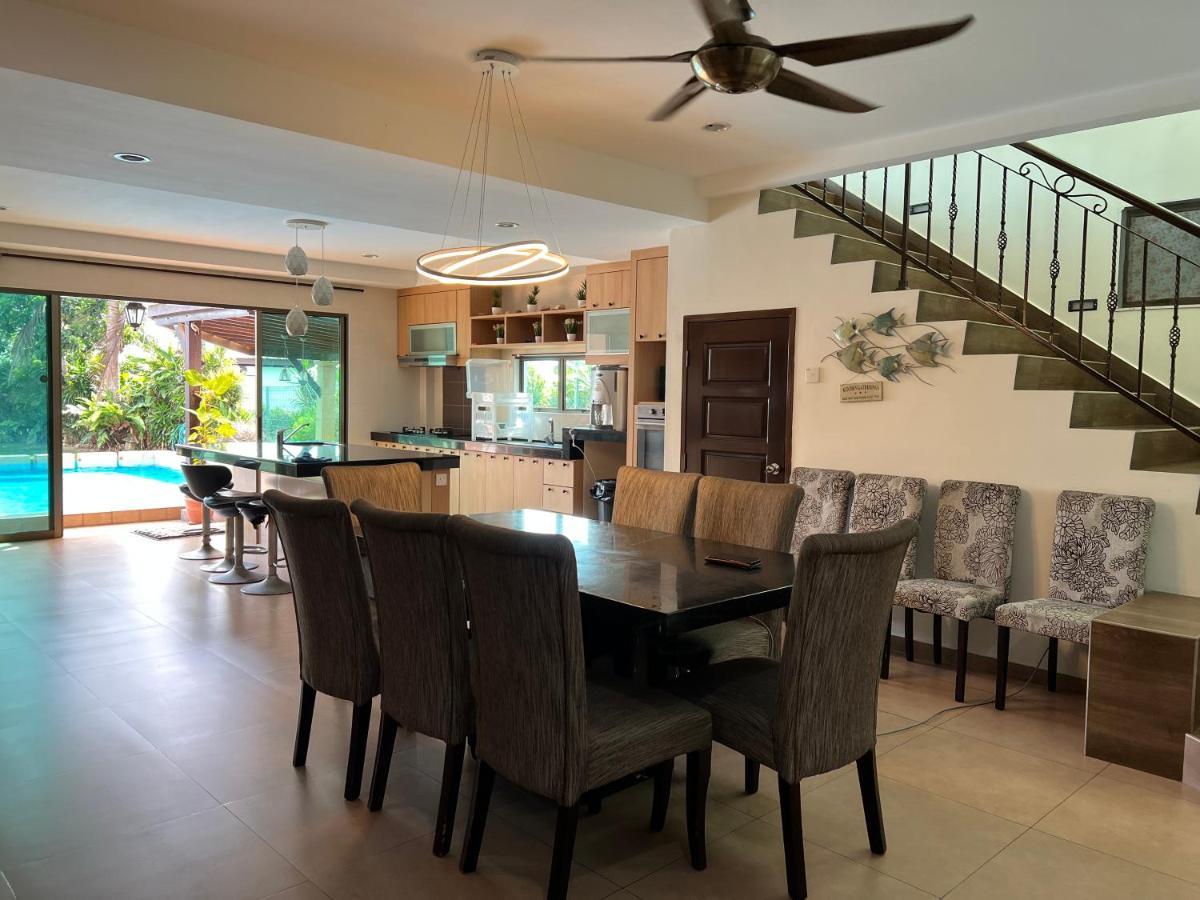 Melaka Beachfront Villa With Pool ภายนอก รูปภาพ