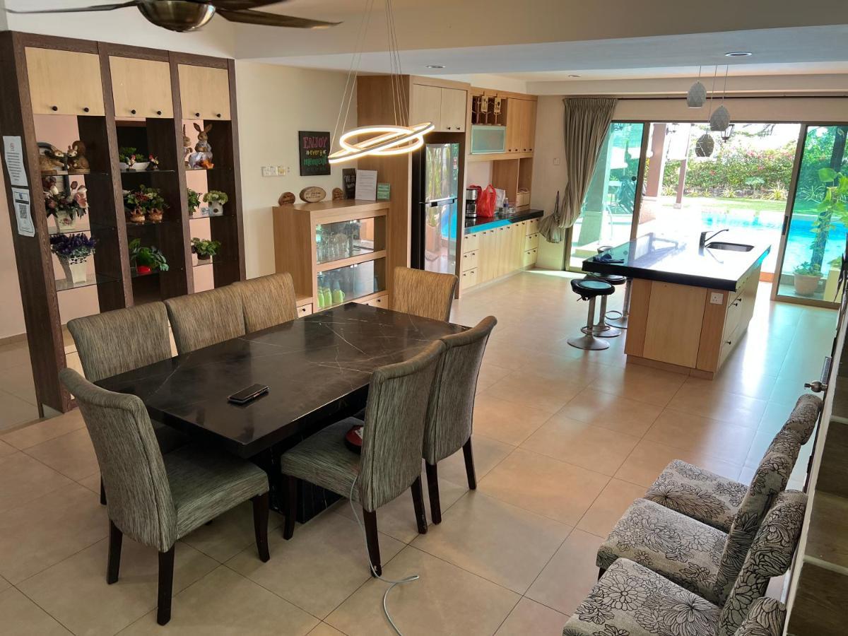 Melaka Beachfront Villa With Pool ภายนอก รูปภาพ