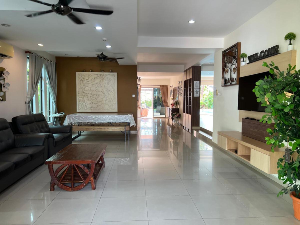 Melaka Beachfront Villa With Pool ภายนอก รูปภาพ