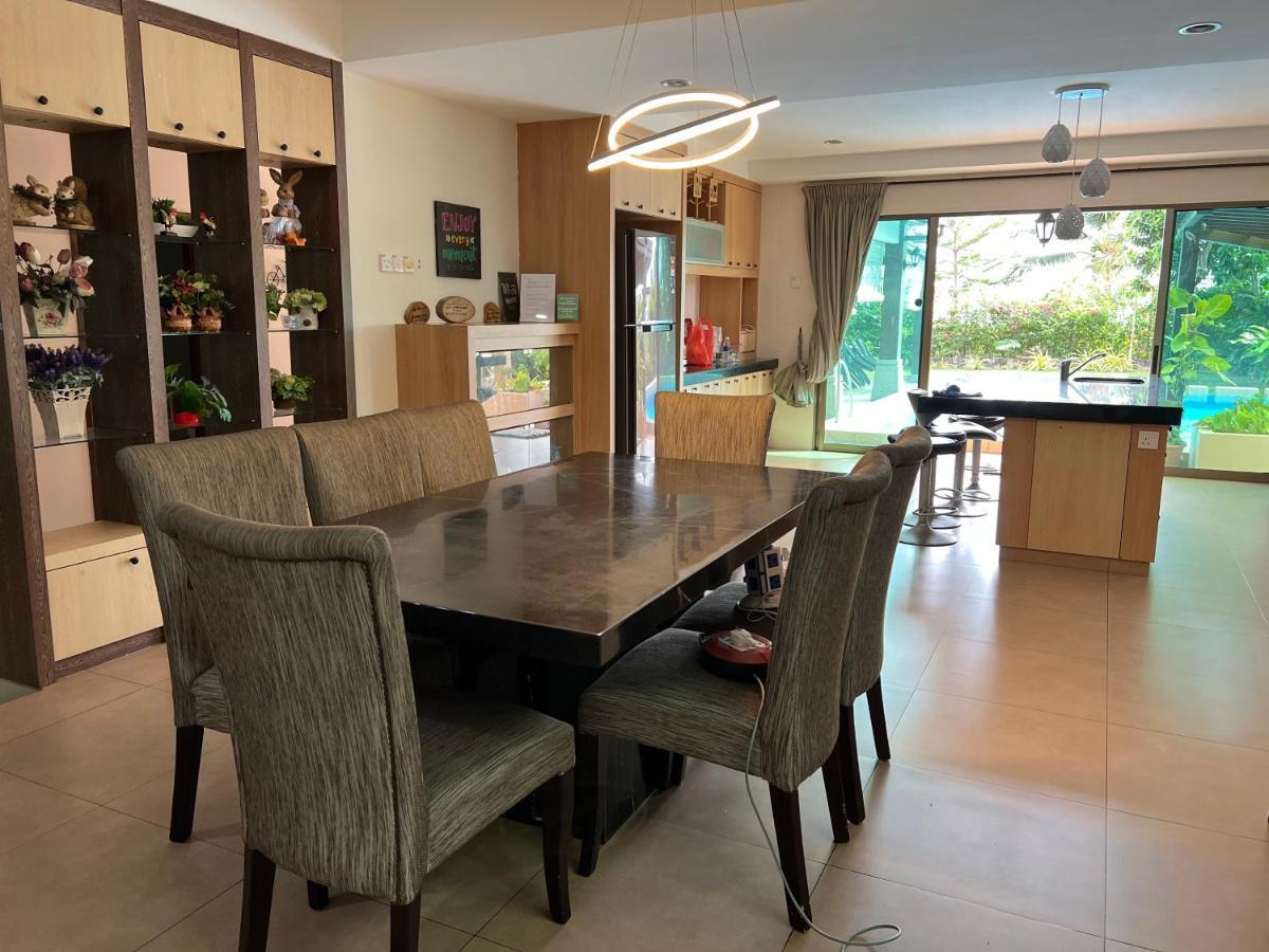 Melaka Beachfront Villa With Pool ภายนอก รูปภาพ