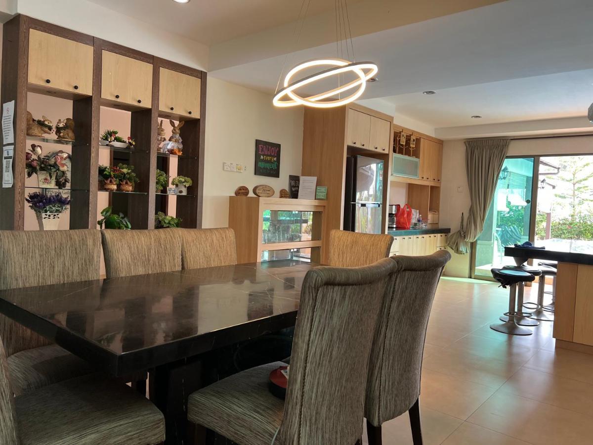 Melaka Beachfront Villa With Pool ภายนอก รูปภาพ