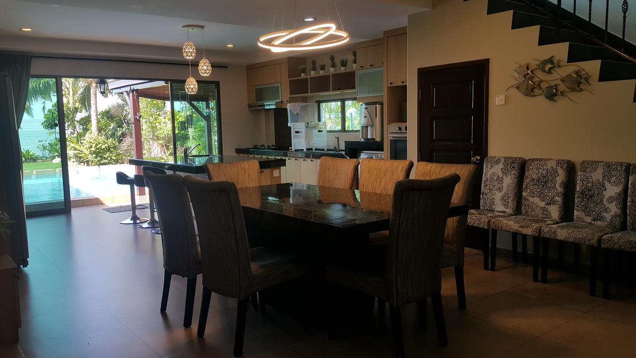 Melaka Beachfront Villa With Pool ภายนอก รูปภาพ