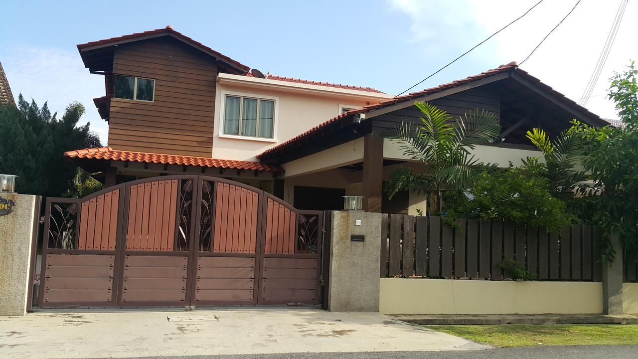Melaka Beachfront Villa With Pool ภายนอก รูปภาพ