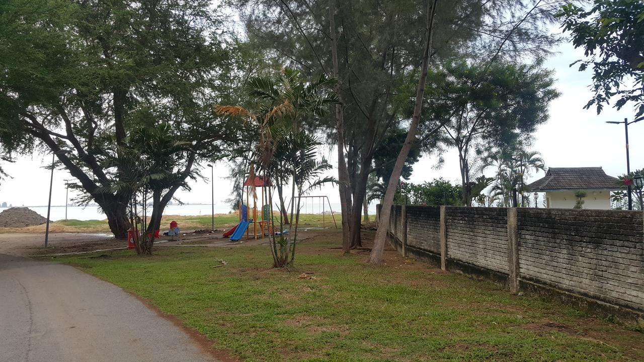 Melaka Beachfront Villa With Pool ภายนอก รูปภาพ