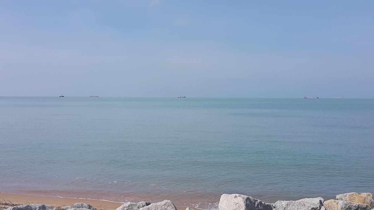Melaka Beachfront Villa With Pool ภายนอก รูปภาพ