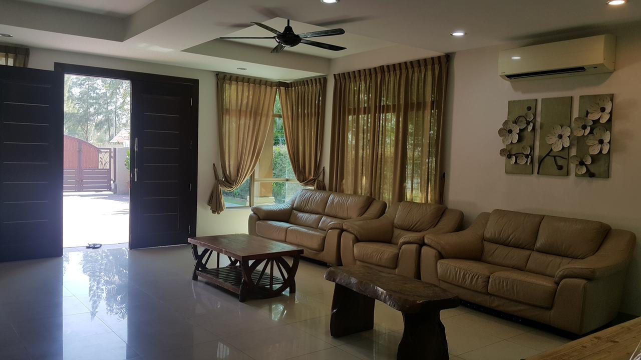 Melaka Beachfront Villa With Pool ภายนอก รูปภาพ