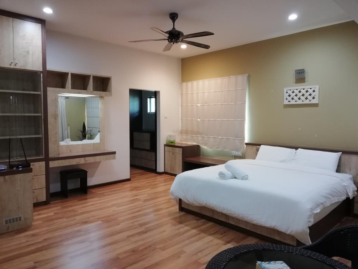 Melaka Beachfront Villa With Pool ภายนอก รูปภาพ